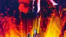 Personel grup band The Rolling Stones Mick Jagger ditampilkan pada layar, Ronnie Wood (kiri), dan Keith Richards (kanan) tampil pada tur Sixty Stones Europe 2022 di Stadion Wanda Metropolitano, Madrid, Spanyol, 1 Juni 2022. (AP Photo/Manu Fernandez)