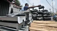 Penjual arang, tusuk sate, dan kotak pemanggang merapikan dagangannya di kawasan Manggarai, Jakarta, Rabu (22/8). Perlengkapan membuat sate dijual mulai dari Rp 5.000 hingga Rp 120.000. (Merdeka.com/Iqbal Nugroho)