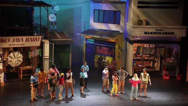 Pementasan Show Pertama Teater Musikal Cek Toko Sebelah di Taman Ismail Marzuki, Jakarta.