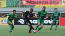 Penyerang Sriwijaya FC, Hilton Moreira (kedua kiri) mencoba lolos dari kawalan pemain Bhayangkara FC pada lanjutan Liga 1 Indonesia di Stadion Patriot Candrabhaga, Bekasi, Minggu (20/8). Bhayangkara FC menang 2-1. (Liputan6.com/Helmi Fithriansyah)