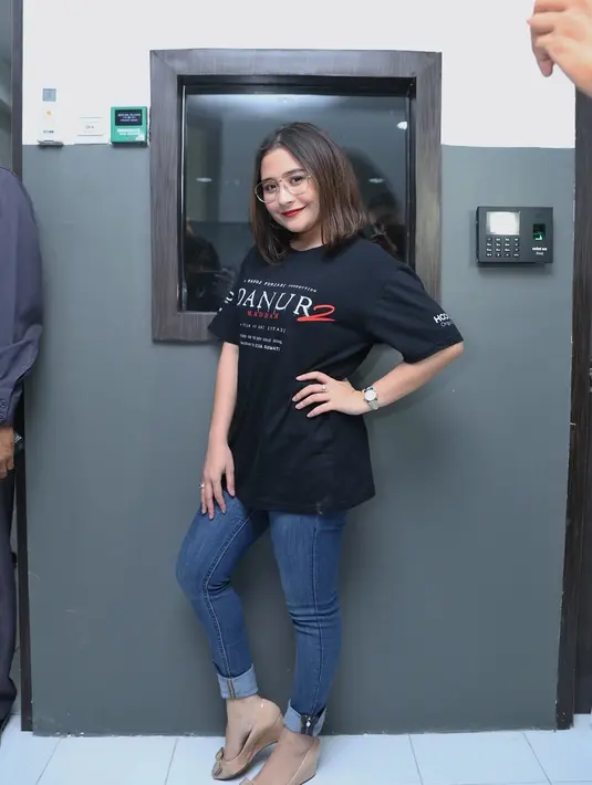 Prilly melihat sebelumnya adiknya terbilang cuek dengan hal-hal berbau mistis. Tapi setelah menyaksikan film yang dibintanginya menjadi parnoan. Bahkan sering ditanya hal-hal mistis. (Nurwahyunan/Bintang.com)