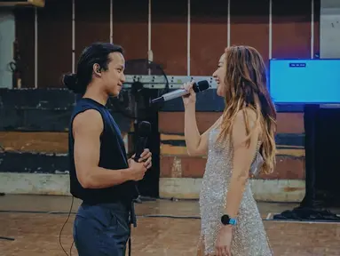 Ray Prasetya menjadi sorotan usai mencium penyanyi Bunga Citra Lestari di panggung ketika tengah duet bareng. Penampilan keduanya terjadi di konser penyanyi yang akrab disapa BCL tersebut di Singapura. (FOTO: instagram.com/rayprasetya22)