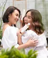 Bersama Amanda Manopo, Angelica memiliki bisnis skincare. Keduanya pun rampak kompak mengenakan pakaian serba putihnya. [@angelicamanopo]