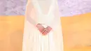 Sedangkan Anya Taylor Joy tampil dengan gaun sutra lipit berwarna putih. Penampilannya tak kalah memesona dengan kerudung putih menerawang. [Foto: Instagram/woman_es]