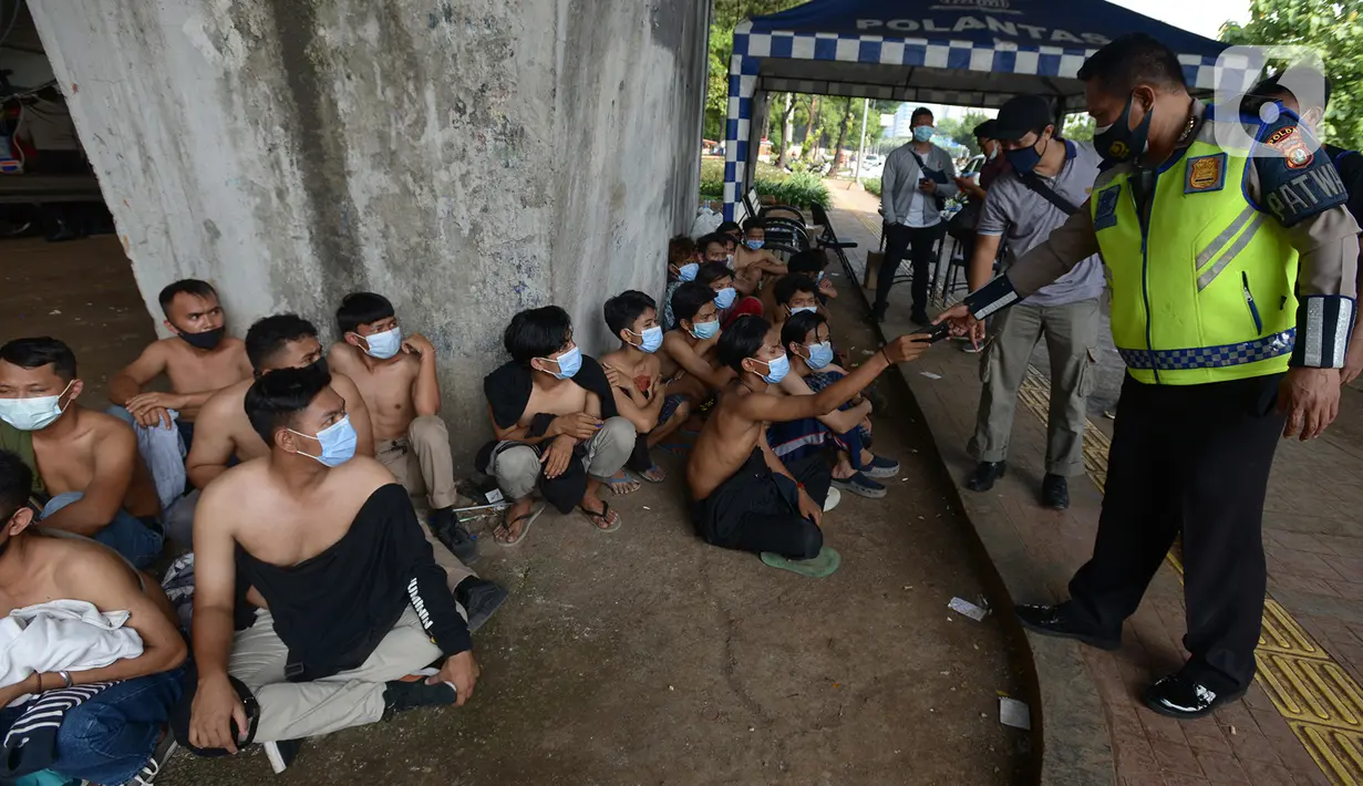 Petugas kepolisian mengamankan sejumlah orang yang diduga akan melakukan unjuk rasa di Kawasan Senayan, Jakarta, Kamis (8/10/2020). Mereka diduga hendak unjuk rasa menolak Undang-Undang Omnibuslaw Cipta Kerja di Gedung DPR. (merdeka.com/Imam Buhori)