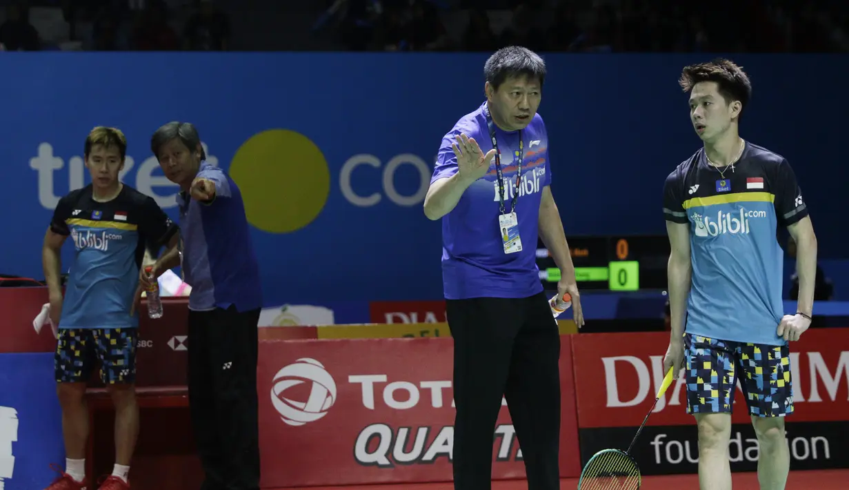 Pelatih Indonesia, Aryono Minarat, memeberi arahan kepada Kevin Sanjaya, saat melawan wakil Jepang, Takuto Inoue/Yuki Kaneko, pada Indonesia Open 2019 di Istora, Jakarta, Selasa (16/7). Pasangan Indonesia menang 20-22, 21-16, 21-14. (Bola.com/M Iqbal Ichsan)