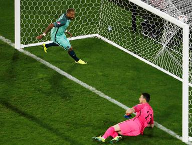 Portugal bekerja keras meraih kemenangan 1-0 atas Kroasia pada laga 16 besar Piala Eropa 2016 di Stade Bollaert-Delelis, Lens, Minggu (26/6/2016) dini hari WIB. Gol tunggal sundulan Ricardo Quaresma tercipta di menit ke-117. (Reuters/Benoit Tessier)