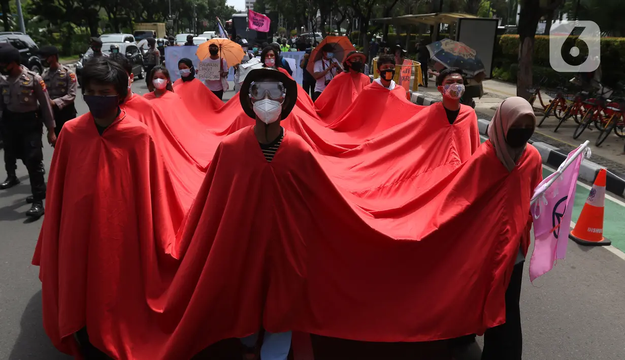 Para peserta aksi Asia Climate Rally menggelar unjuk rasa depan Balai Kota DKI Jakarta, Jumat (27/11/2020). Mereka meminta pemerintah melakukan tindakan nyata dalam penyelamatan iklim, salah satunya dengan berhenti mendanai industri bahan bakar fosil yang mematikan. (Liputan6.com/Hermann Zakharia)