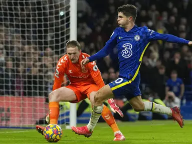 Pemain Chelsea Christian Pulisic berusaha mencetak gol ke gawang Everton pada pertandingan sepak bola Liga Inggris di Stadion Stamford Bridge, London, Inggris, 16 Desember 2021. Pertandingan berakhir imbang 1-1. (AP Photo/Alastair Grant)