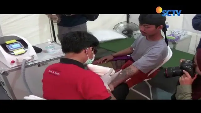 Ratusan orang antusias ikuti hapus tato secara gratis yang digelar Islamic Medical Service di Masjid Cut Mutia, Menteng, Jakarta Pusat.