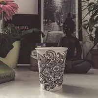 Kamu nggak akan menyangka jika gambar-gambar pada gelas kertas berikut dilukis pakai kopi.