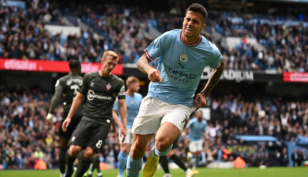 Joao Cancelo. Bek kanan Portugal berusia 28 tahun ini menjadi pemain termahal ketujuh dalam Derby Manchester edisi terbaru. Ruben Dias didatangkan Manchester City pada awal musim 2019/2020 dari Juventus dengan nilai transfer 65 juta euro atau kini setara Rp1,06 triliun. Dalam Derby Manchester di Liga Inggris ia total telah tampil dalam 6 laga dari 7 kesempatan denga torehan 1 assist. (AFP/Oli Scarff)