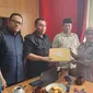 Fraksi PDIP DPRD Kota Depok menerima keluhan dari perwakilan orang tua siswa SDN Pondok Cina 1. Pertemuan berlangsung di Gedung DPRD Kota Depok, Senin 15 Januari 2024. (Liputan6.com/Dicky Agung Prihanto)