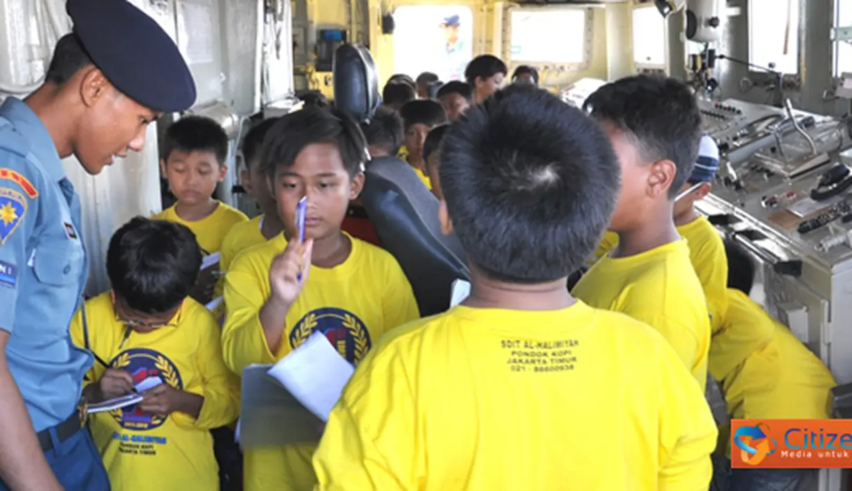 Citizen6, Jakarta: KRI Teluk Manado-537 yang tengah dalam persiapan melaksanakan operasi dalam rangka mendukung pengamanan pulau-pulau terluar wilayah barat RI, menerima murid-murid tersebut. (Pengirim: Kadispen Kolinlamil)