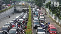 Kendaraan terjebak kemacetan saat melintas di Jalan Raya Pasar Minggu, Jakarta, Rabu (10/6/2020). Tingginya volume kendaraan serta adanya proyek pembangunan flyover menyebabkan kemacetan parah di kawasan tersebut, meskipun saat ini masih dalam status transisi PSBB. (Liputan6.com/Immanuel Antonius)