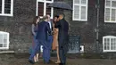Presiden AS Barack Obama (kanan) dan istri Michelle Obama saat disambut oleh Pangeran William (tengah) beserta istri Kate Middleton dan Pangeran Harry di Kensington Palace, London , Inggris (22/4). (REUTERS / Kevin Lamarque)