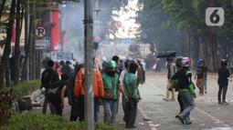 Aksi unjuk rasa massa di depan Mako Korps Brimob Polda Metro Jaya di kawasan Kwitang, Jakarta Pusat, Jumat (29/8/2025) sempat mengalami kericuhan. (Liputan6.com/Helmi Fithriansyah)