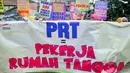 Spanduk dan berbagai poster dibentangkan saat aksi unjuk rasa di Bundaran HI, Jakarta, Minggu (8/3). Mereka mendesak disahkannya RUU Perlindungan Pekerja Rumah Tangga (RUU PPRT) yang masuk dalam Prolegnas 2015. (Liputan6.com/Yoppy Renato)