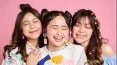 Baru-baru ini, Brisia Jodie, Frislly Herlind dan Gritte Agatha melakukan sesi pemotretan bersama. Dalam momen tersebut, terlihat jelas bahwa jalinan persahabatan mereka sangat kompak dan seru. Ketiganya berpose dengan memejamkan mata sembari menampilkan senyum ceria ke arah kamera. (Liputan6.com/IG/@gritteagathaa)