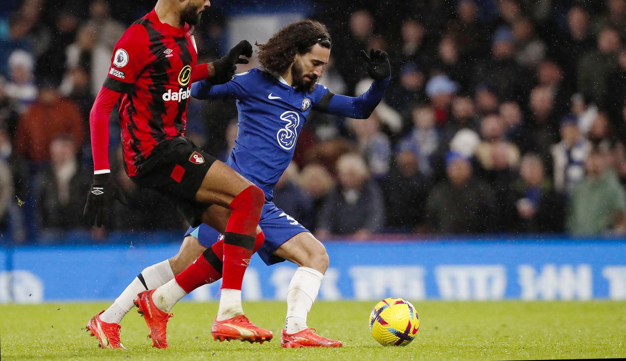 Kejadian itu terjadi sekitar menit ke-60. Cucurella terlibat dalam perebutan bola dengan pemain Bournemouth, Lewis Cook membuat sepatunya terlepas. (AFP/Ian Kington)