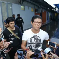 "Karena emang temen dari dulu terlalu Deket, ya temen gusnan juga (temennya). Temen sekolah juga. Temen sekolahnya si gusnan, saudara saya. Gitu. Pokoknya udah 2 tahunan lah temenannya," ujar Andika ek Kangen Band. (Nurwahyunan/Bintang.com)