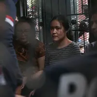 Jessica Kumala Wongso berada di dalam mobil tahanan usai polisi serahkan Jessica ke Kejaksaan Negeri Pusat, Jakarta, (27/5). Jessica akan ditempatkan di ruang masa pengenalan awal lingkungan (Mapenaling) Rutan Pondok Bambu. (Liputan6.com/Faizal Fanani)