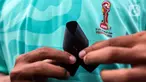 Warga mengenakan pita hitam pada bajunya saat aksi simpatik di trotoar FX Sudirman, Jakarta, Jumat (31/3/2023). Aksi tersebut untuk mendukung para pemain Timnas Indonesia U-20 yang batal tampil di Piala Dunia U-20 2023. (Liputan6.com/Johan Tallo)