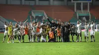 Para pemain dan tim ofisial Martapura Dewa United merayakan keberhasilan promosi ke BRI Liga 1 usai menang 1-0 atas PSIM Yogyakarta dalam laga perebutan tempat ketiga Liga 2 2021 di Stadion Pakansari, Bogor, Kamis (30/12/2021). (Bola.com/Bagaskara Lazuardi)