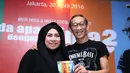 Melly Goeslaw dan suami Anto Hoed saat lounching album Soundtrack film Ada Apa Dengan Cinta 2 di CFC Kemang, Jakarta Selatan, Rabu (20/4). (Andy Masela/Bintang.com)