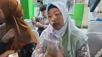 Rosdiana saat menceritakan terkait rencana kegiatan perpisahan SMK Lingga Kencana Depok, sebelum kecelakaan bus rombongan mengalami kecelakaan di Jalan Palasari, Subang. (Liputan6.com/Dicky Agung Prihanto)