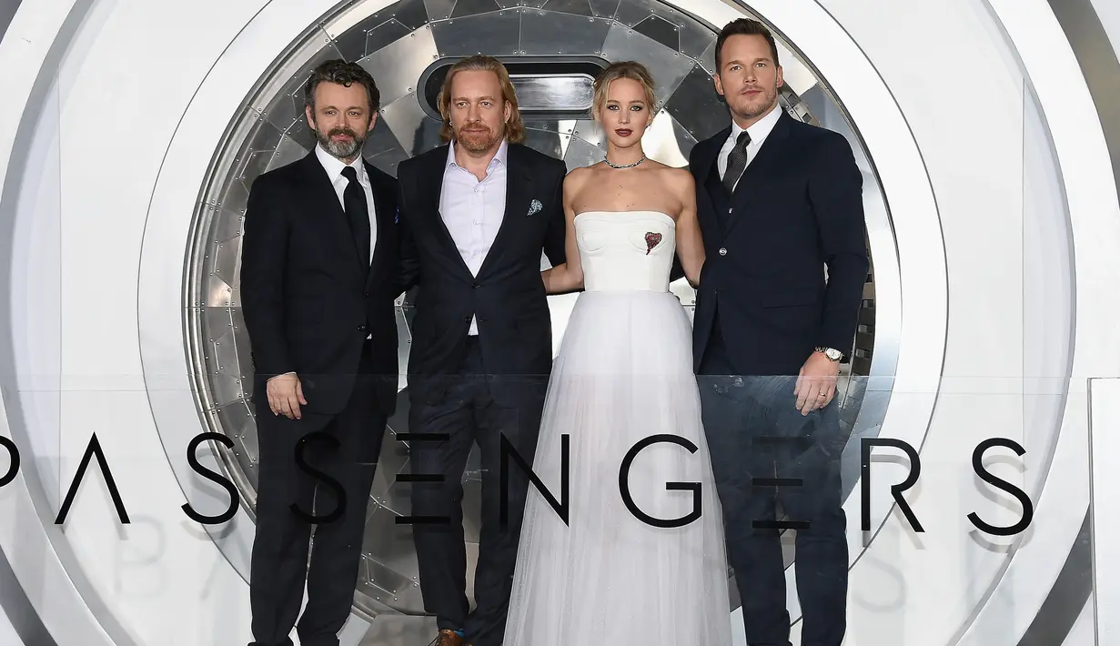 Jennifer Lawrence foto bersama dengan Director Morten Tyldum (kedua kiri), Michael Sheen (kiri) dan Chris Pratt (kanan) saat menghadiri penayangan perdana film terbarunya, "Passengers" di Los Angeles, California, AS, (14/12). (AFP Photo/Valerie Macon)