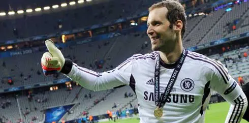 Petr Cech di Chelsea. (AFP/PATRIK STOLLARZ)