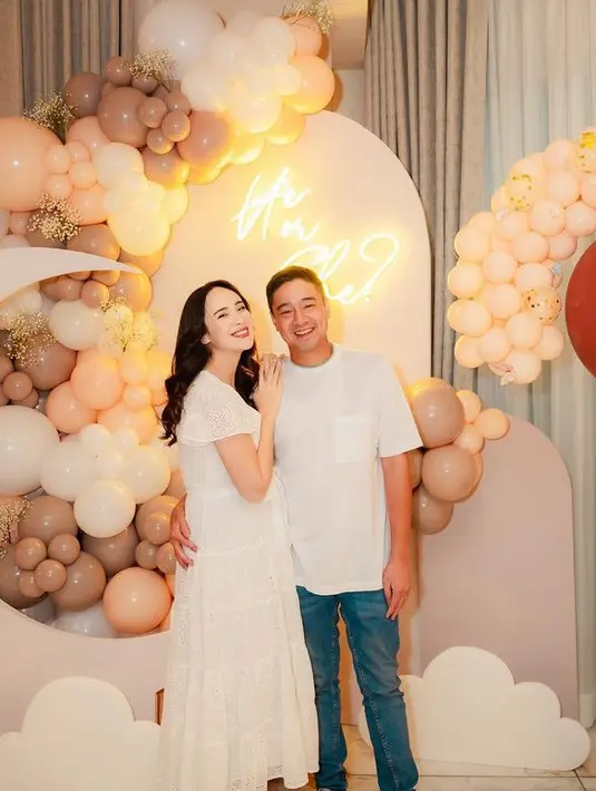 Tampil simple dengan busana serba putih, seperti Pamela Bowie dan suami. Pamela mengenakan dress panjang putih. [@pammybowie]