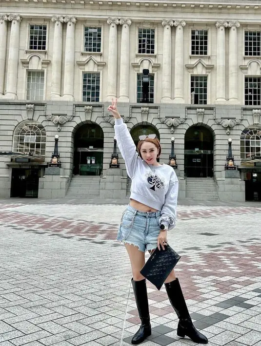 Berkali-kali ia pun tampil mengenakan knee boots, seperti crop top jaket dipadukan celana denim dan knee boots hitamnya. (@femmypermatasari)