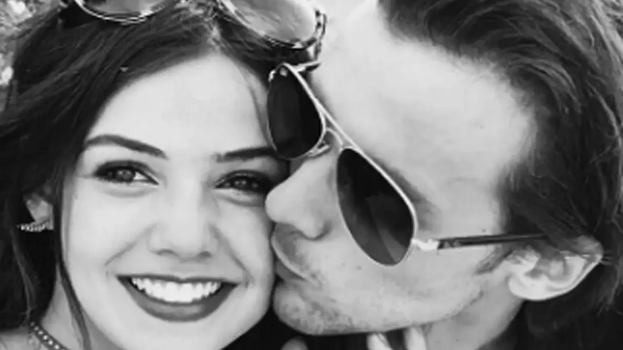 [Bintang] Mesra, Louis Tomlinson Unggah Foto Cium Pipi Sang Kekasih
