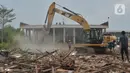 Petugas menggunakan alat berat saat pembebasan lahan proyek Jalan Tol CIbitung-CIlincing seksi 4 di kawasan Semper Timur, Cilincing, Jakarta Utara, Selasa (8/11/2022).  PT Cibitung Tanjung Priok Port Tollways (CTP Tollways) sebagai Badan Usaha Jalan Tol (BUJT) mencatat progres pembebasan lahan untuk seksi 4 sepanjang 7,28 km telah mencapai 100% dan ditargetkan pembangunannya selesai pada akhir tahun 2022. (Liputan6.com/Herman Zakharia)