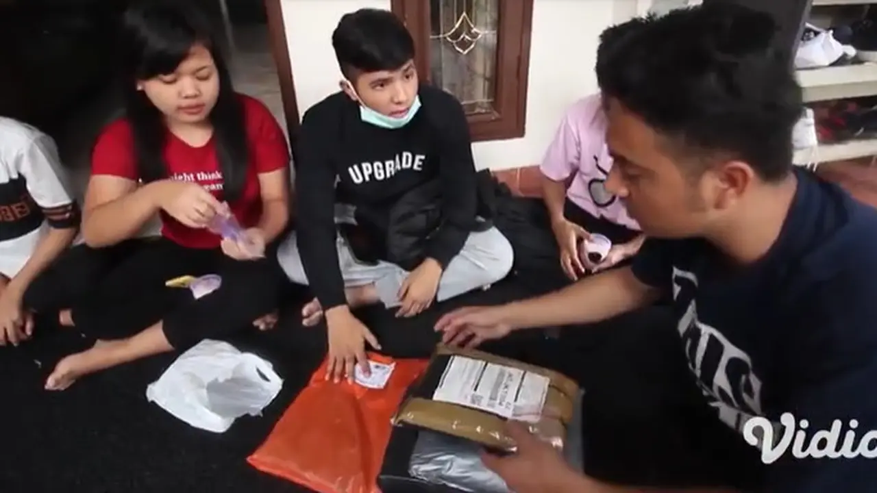 Unboxing Hadiah dari Penggemar dan Cerita Hal yang Dirindukan Selama Ramadan di Kepoin LIDA ZOZO Eps 67-68,. sumberfoto: Vidio