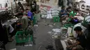 Puluhan pekerja ini terbagi dalam beberapa kelompok produksi sesuai dengan keahlian dan kemampuan masing-masing. (Liputan6.com/Herman Zakharia)
