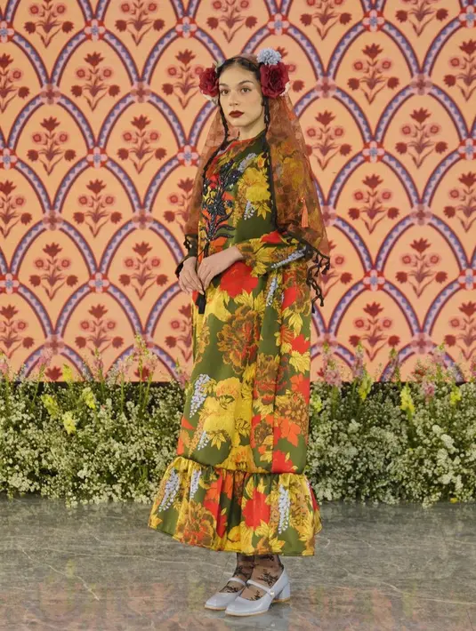 Secara simbolis, setiap tamu undangan diberikan satu buket bunga dengan kartu kosong yang ditulis oleh mereka sendiri sebagai ungkapan perayaan atas pencapaiannya selama sepuluh tahun. [Heaven Lights]