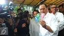 Gubernur BI Agus Martowardojo menunjukan uang baru kepada masyarakat di Blok M Square, Jakarta, Senin (19/12). BI baru merilis 11 uang rupiah pecahan baru yang terdiri atas tujuh uang kertas dan empat uang logam. (Liputan6.com/Angga Yuniar)