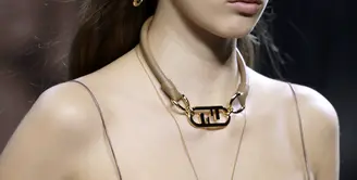 Dalam koleksi FENDI Women's RTW FW 2021 yang pertama kali dirancang oleh Kim Jones, Delfina Delettrez Fendi memperkenalkan lini perhiasan FENDI O'Lock yang baru. Foto: Document/FENDI.