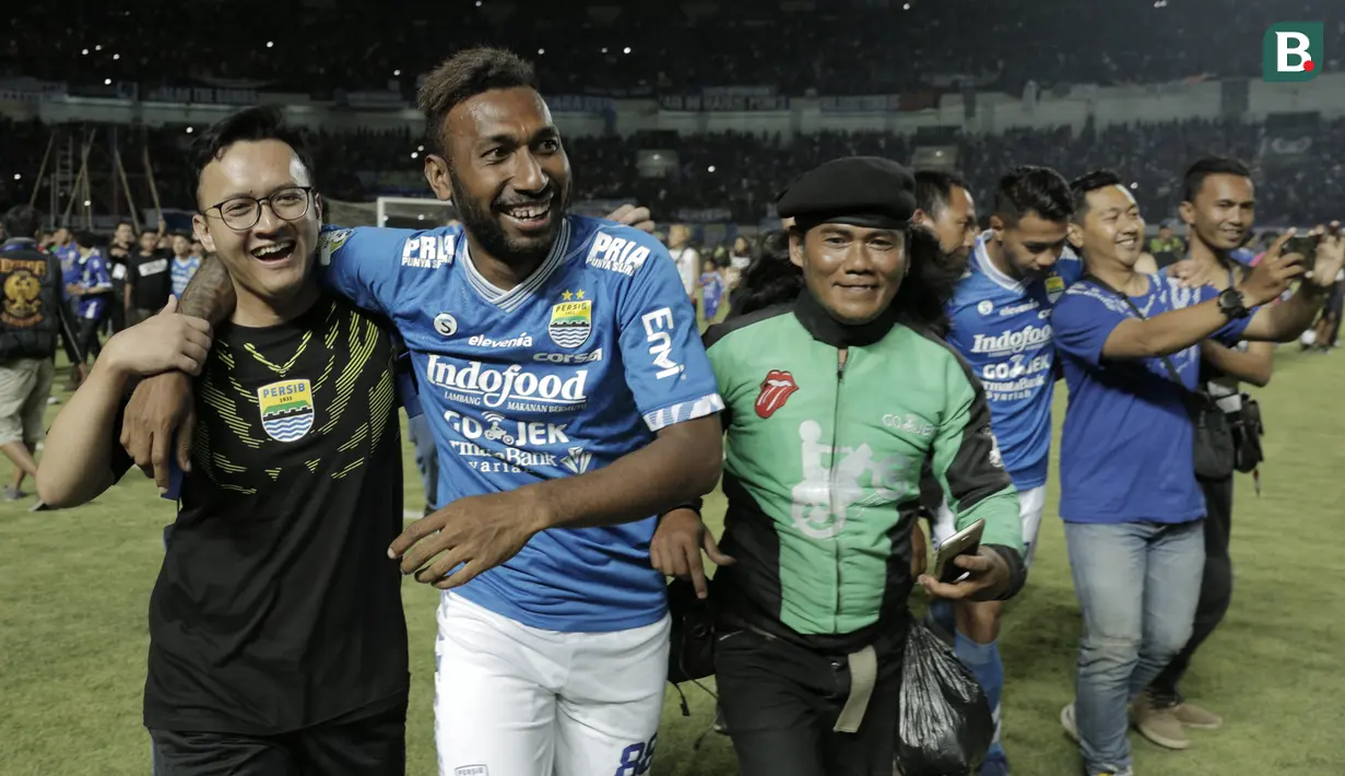 Para suporter dan pemain Persib Bandung merayakan kemenangan atas Persija Jakarta pada laga Liga 1 di Stadion GBLA, Jawa Barat, Minggu (23/9/2018). Persib menang 3-2 atas Persija. (Bola.com/M Iqbal Ichsan)