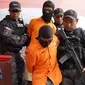 Polisi menggiring tersangka kasus istri bunuh dan bakar suami serta anak tiri di Polda Metro Jaya, Jakarta, Senin (2/9/2019). Polisi membekuk empat tersangka terkait pembunuhan ECP dan MAP. (Liputan6.com/Immanuel Antonius)