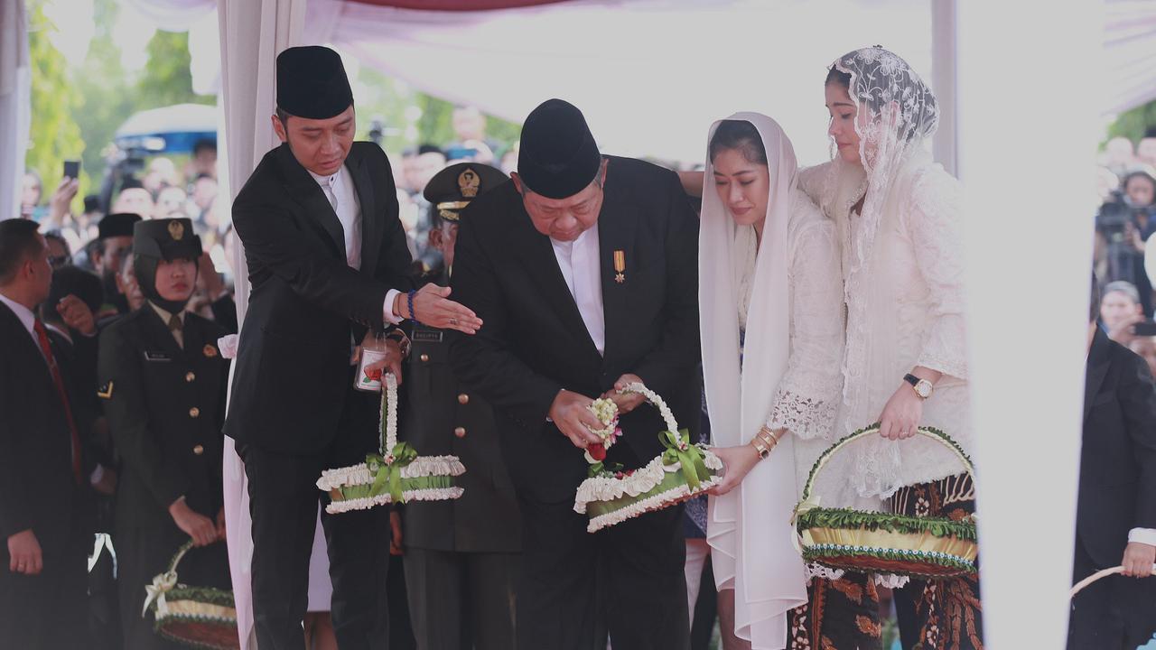 [Fimela] Prosesi Pemakaman Ani Yudhoyono