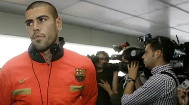 Barcelona&#039;s Victor Valdes from Spain is pictured before the team&#039;s departure to Rome from Barcelona on May 26, 2009. Barcelona will play in the final of the UEFA Champions league against Manchester United. AFP PHOTO/JOSEP LAGO