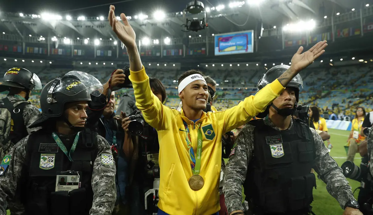 Aksi Neymar melakukan selebrasi dengan pengawalan ketat polisi saat meraih medali emas pada final sepak bola melawan Jerman di Stadion Maracana, Rio de Janeiro, (21/8/2016) dini hari WIB. (AFP/Odd Andersen)