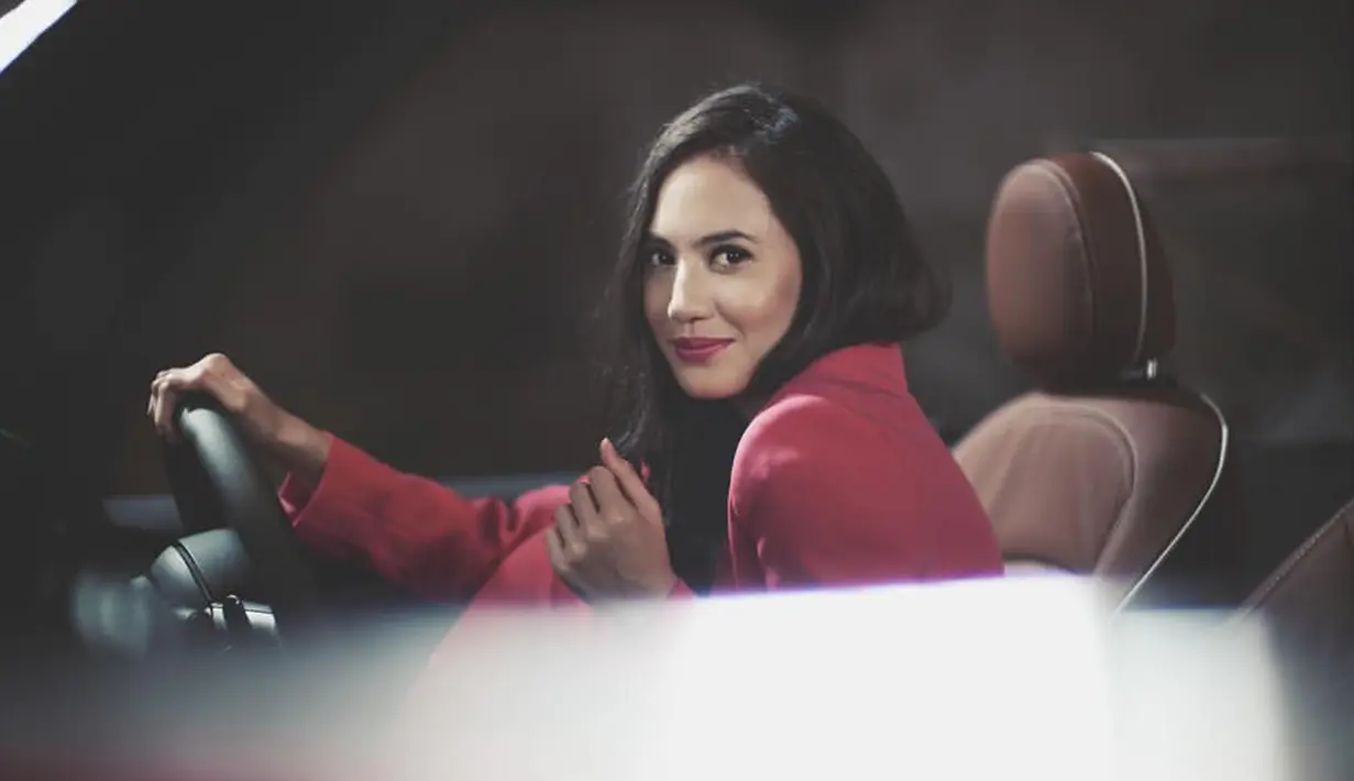Duduk di dalam mobil, Pevita Pearce mengenakan blazer merah dengan make up look yang simple. (Liputan6.com/IG/@gadiiingmoto)