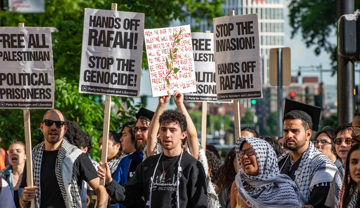 Terlihat beberapa pengunjuk rasa mengenakan syal keffiyeh sebagi bentuk dukungan untuk kemerdekaan Palestina. (Joseph Prezioso/AFP)