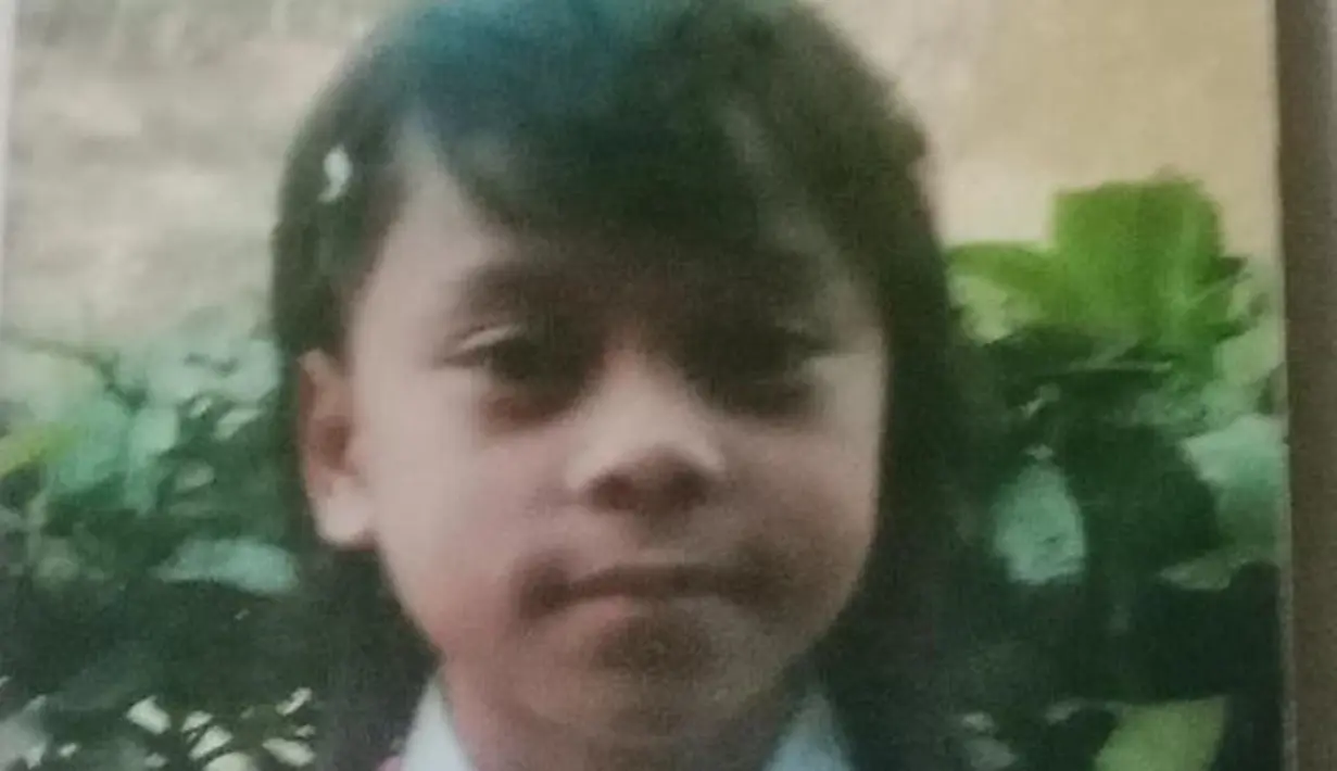 Pelantun lagu Bismillah Cinta ini saat SD curi perhatian. Kalemnya sosok Lesti Kejora ini sudah terlihat saat ia menjadi murid sekolah dasar. Tak ayal foto lawas Lesti ini berhasil tuai atensi dari para penggemarnya. (Liputan6.com/IG/@lestykejora)