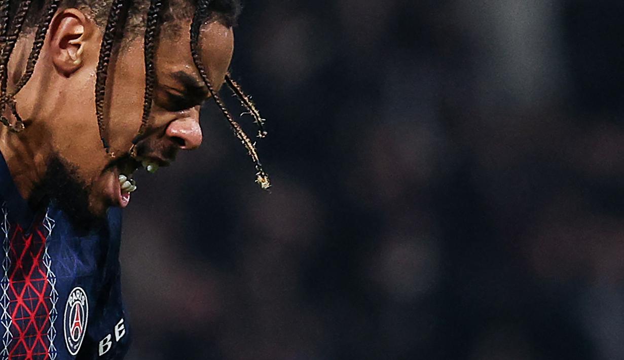 PSG sempat menipiskan kedudukan lewat Bradley Barcola pada menit ke-71 namun mereka malah kembali kebobolan dua menit kemudian melalui Folarin Balogun. (AFP/Franck Fife)